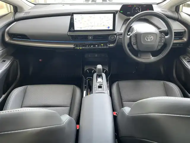 トヨタ プリウス Z 愛知県 2023(令5)年 0.9万km プラチナホワイトパールマイカ ワンオーナー/純正12.3インチディスプレイオーディオナビ/・地デジTV／Bluetooth/・Apple Car Play／Android Auto/パノラミックビューモニター/運転席メモリ付パワーシート/前席シートヒーター＆ベンチレーション/デジタルインナーミラー〈MOＰ〉/・前後方ドライブレコーダー/TOYOTA SAFETY SENSE/・プリクラッシュセーフティ/・レーントレーシングアシスト/・レーダークルーズコントロール/・ロードサインアシスト/・プロアクティブドライビングアシスト/・発進遅れ告知機能/・オートマチックハイビーム/ブラインドスポットモニター/トヨタチームメイト〈アドバンストパーク〉/パーキングサポートブレーキ/パワーバックドア/AC100V充電/ビルトインETC2.0/ステアリングヒーター/コーナーセンサー/純正19インチAW/スマートキー