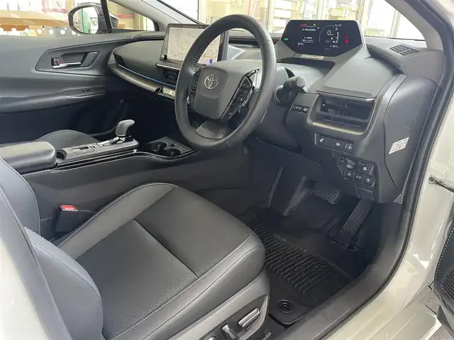 トヨタ プリウス Z 愛知県 2023(令5)年 0.9万km プラチナホワイトパールマイカ ワンオーナー/純正12.3インチディスプレイオーディオナビ/・地デジTV／Bluetooth/・Apple Car Play／Android Auto/パノラミックビューモニター/運転席メモリ付パワーシート/前席シートヒーター＆ベンチレーション/デジタルインナーミラー〈MOＰ〉/・前後方ドライブレコーダー/TOYOTA SAFETY SENSE/・プリクラッシュセーフティ/・レーントレーシングアシスト/・レーダークルーズコントロール/・ロードサインアシスト/・プロアクティブドライビングアシスト/・発進遅れ告知機能/・オートマチックハイビーム/ブラインドスポットモニター/トヨタチームメイト〈アドバンストパーク〉/パーキングサポートブレーキ/パワーバックドア/AC100V充電/ビルトインETC2.0/ステアリングヒーター/コーナーセンサー/純正19インチAW/スマートキー
