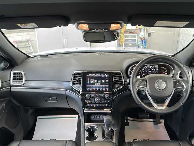 クライスラー・ジープ ジープ グランドチェロキー LTD 神奈川県 2020(令2)年 3.3万km ブライトホワイトクリアコート 4WD/ワンオーナー/エアサスペンション/純正ナビ(USB/AUX/BT/フルセグTV)/バック・フロントカメラ/レーダークルーズコントロール/パドルシフト/衝突被害軽減ブレーキ/レーンキープアシスト/ブラインドスポットモニター/アクティブパークセンス/ダウンヒルアシストコントロール/黒革シート/前席シートヒーター・シートエアコン/前席パワーシート(D席メモリー機能付)/ステアリングヒーター/ミラーヒーター/電動リアゲート/ルーフレール/ETC/ISOFIX/スペアキー×1/保証書/取扱説明書