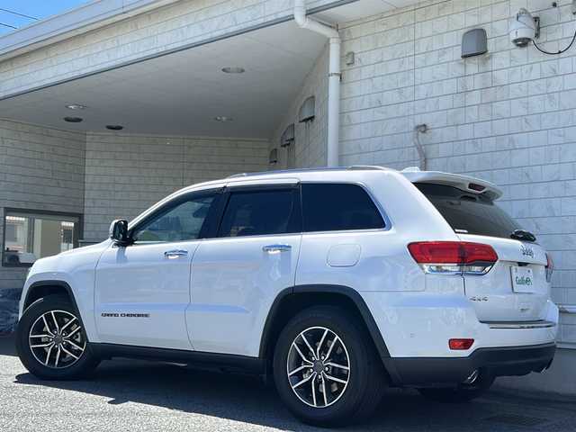 クライスラー・ジープ ジープ グランドチェロキー LTD 神奈川県 2020(令2)年 3.3万km ブライトホワイトクリアコート 4WD/ワンオーナー/エアサスペンション/純正ナビ(USB/AUX/BT/フルセグTV)/バック・フロントカメラ/レーダークルーズコントロール/パドルシフト/衝突被害軽減ブレーキ/レーンキープアシスト/ブラインドスポットモニター/アクティブパークセンス/ダウンヒルアシストコントロール/黒革シート/前席シートヒーター・シートエアコン/前席パワーシート(D席メモリー機能付)/ステアリングヒーター/ミラーヒーター/電動リアゲート/ルーフレール/ETC/ISOFIX/スペアキー×1/保証書/取扱説明書