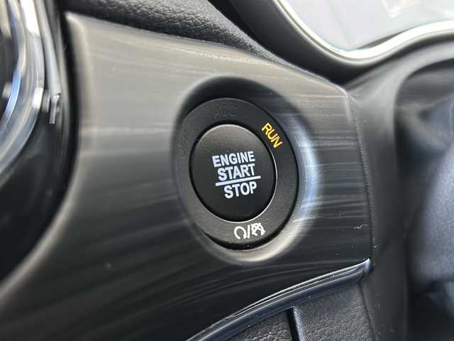 クライスラー・ジープ ジープ グランドチェロキー LTD 神奈川県 2020(令2)年 3.3万km ブライトホワイトクリアコート 4WD/ワンオーナー/エアサスペンション/純正ナビ(USB/AUX/BT/フルセグTV)/バック・フロントカメラ/レーダークルーズコントロール/パドルシフト/衝突被害軽減ブレーキ/レーンキープアシスト/ブラインドスポットモニター/アクティブパークセンス/ダウンヒルアシストコントロール/黒革シート/前席シートヒーター・シートエアコン/前席パワーシート(D席メモリー機能付)/ステアリングヒーター/ミラーヒーター/電動リアゲート/ルーフレール/ETC/ISOFIX/スペアキー×1/保証書/取扱説明書