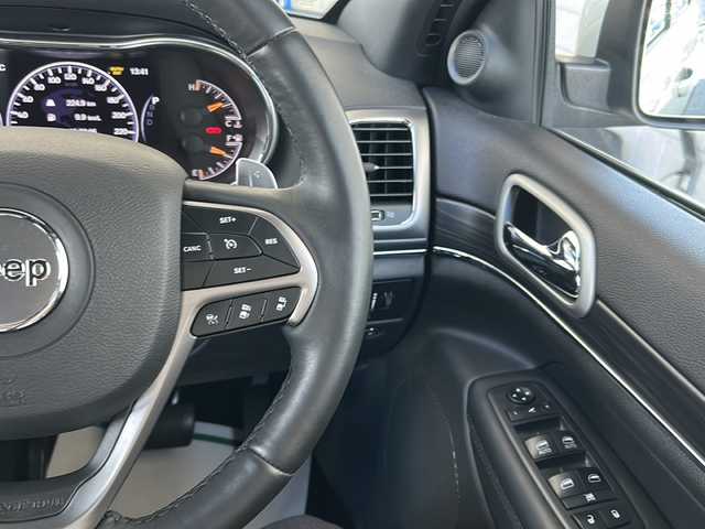 クライスラー・ジープ ジープ グランドチェロキー LTD 神奈川県 2020(令2)年 3.3万km ブライトホワイトクリアコート 4WD/ワンオーナー/エアサスペンション/純正ナビ(USB/AUX/BT/フルセグTV)/バック・フロントカメラ/レーダークルーズコントロール/パドルシフト/衝突被害軽減ブレーキ/レーンキープアシスト/ブラインドスポットモニター/アクティブパークセンス/ダウンヒルアシストコントロール/黒革シート/前席シートヒーター・シートエアコン/前席パワーシート(D席メモリー機能付)/ステアリングヒーター/ミラーヒーター/電動リアゲート/ルーフレール/ETC/ISOFIX/スペアキー×1/保証書/取扱説明書
