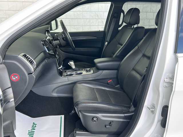 クライスラー・ジープ ジープ グランドチェロキー LTD 神奈川県 2020(令2)年 3.3万km ブライトホワイトクリアコート 4WD/ワンオーナー/エアサスペンション/純正ナビ(USB/AUX/BT/フルセグTV)/バック・フロントカメラ/レーダークルーズコントロール/パドルシフト/衝突被害軽減ブレーキ/レーンキープアシスト/ブラインドスポットモニター/アクティブパークセンス/ダウンヒルアシストコントロール/黒革シート/前席シートヒーター・シートエアコン/前席パワーシート(D席メモリー機能付)/ステアリングヒーター/ミラーヒーター/電動リアゲート/ルーフレール/ETC/ISOFIX/スペアキー×1/保証書/取扱説明書