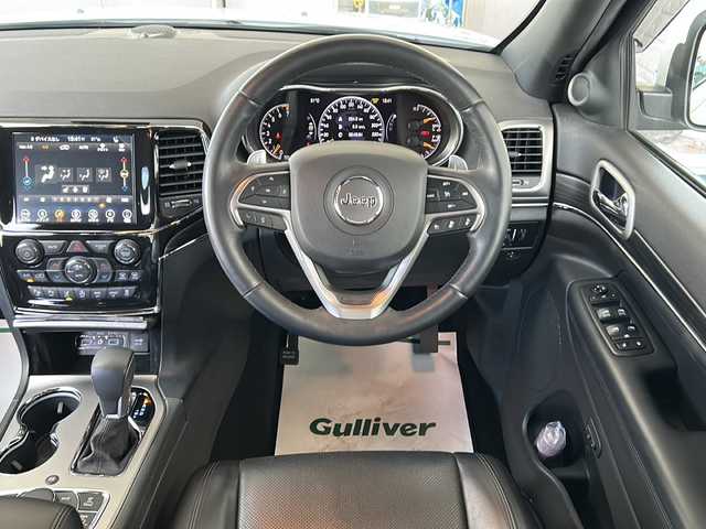 クライスラー・ジープ ジープ グランドチェロキー LTD 神奈川県 2020(令2)年 3.3万km ブライトホワイトクリアコート 4WD/ワンオーナー/エアサスペンション/純正ナビ(USB/AUX/BT/フルセグTV)/バック・フロントカメラ/レーダークルーズコントロール/パドルシフト/衝突被害軽減ブレーキ/レーンキープアシスト/ブラインドスポットモニター/アクティブパークセンス/ダウンヒルアシストコントロール/黒革シート/前席シートヒーター・シートエアコン/前席パワーシート(D席メモリー機能付)/ステアリングヒーター/ミラーヒーター/電動リアゲート/ルーフレール/ETC/ISOFIX/スペアキー×1/保証書/取扱説明書