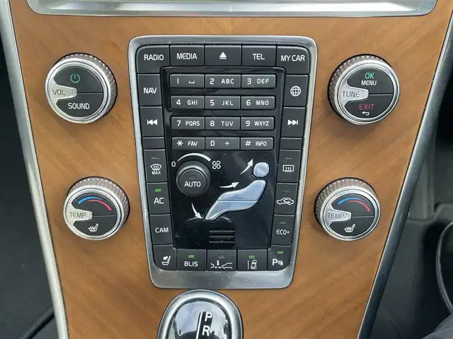 ボルボ ＸＣ６０ D4 クラシック 千葉県 2017(平29)年 7.9万km トワイライトブロンズメタリック 純正ナビ/バックカメラ/クルーズコントロール/前席シートヒーター/前席パワーシート/パワーバックドア/パドルシフト/ルーフレール/コーナーセンサー/オートライト/オートハイビーム/衝突被害軽減ブレーキ/レーンキープアシスト