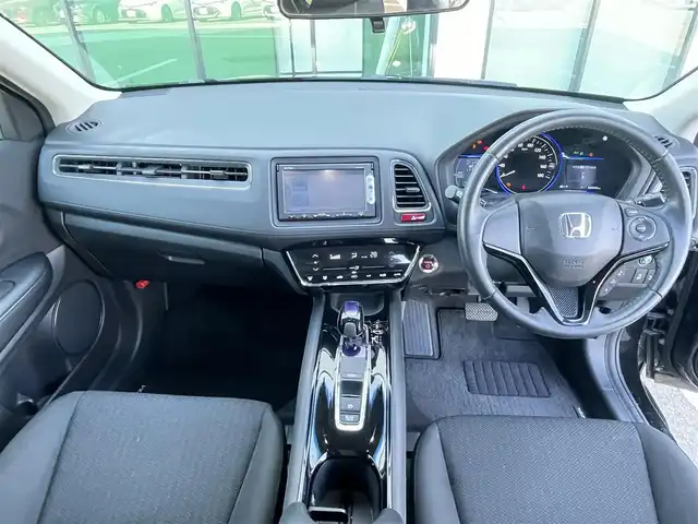 ホンダ ヴェゼル ハイブリッド X 香川県 2014(平26)年 2.1万km クリスタルブラックパール 登録時走行距離：20835km/純正7インチナビ/→CD再生/→Bluetooth/クルーズコントロール/革巻きステアリング/LEDヘッドライト/オートライト/純正16インチアルミホイール/プッシュスタート/純正フロアマット/電動格納ウィンカーミラー/バイザー