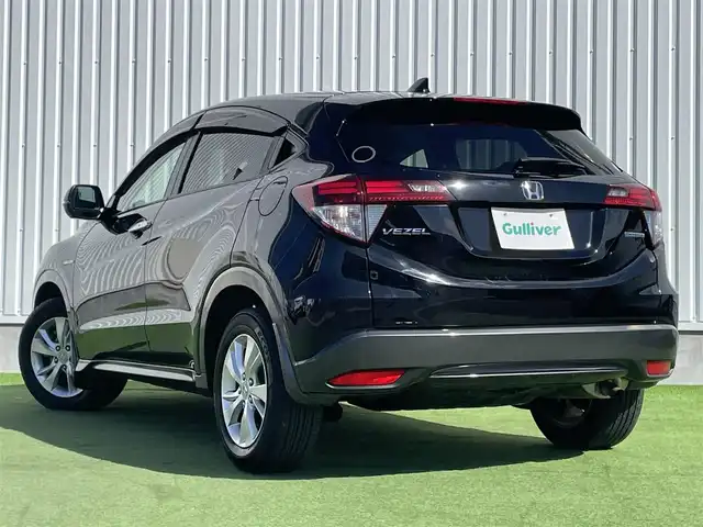 ホンダ ヴェゼル ハイブリッド X 香川県 2014(平26)年 2.1万km クリスタルブラックパール 登録時走行距離：20835km/純正7インチナビ/→CD再生/→Bluetooth/クルーズコントロール/革巻きステアリング/LEDヘッドライト/オートライト/純正16インチアルミホイール/プッシュスタート/純正フロアマット/電動格納ウィンカーミラー/バイザー
