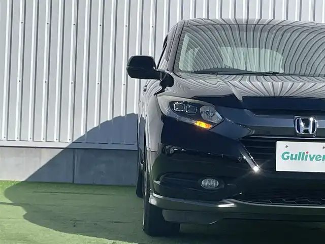 ホンダ ヴェゼル ハイブリッド X 香川県 2014(平26)年 2.1万km クリスタルブラックパール 登録時走行距離：20835km/純正7インチナビ/→CD再生/→Bluetooth/クルーズコントロール/革巻きステアリング/LEDヘッドライト/オートライト/純正16インチアルミホイール/プッシュスタート/純正フロアマット/電動格納ウィンカーミラー/バイザー