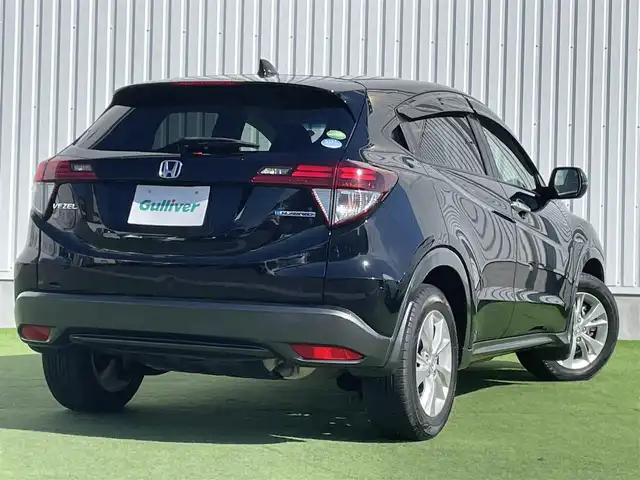 ホンダ ヴェゼル ハイブリッド X 香川県 2014(平26)年 2.1万km クリスタルブラックパール 登録時走行距離：20835km/純正7インチナビ/→CD再生/→Bluetooth/クルーズコントロール/革巻きステアリング/LEDヘッドライト/オートライト/純正16インチアルミホイール/プッシュスタート/純正フロアマット/電動格納ウィンカーミラー/バイザー