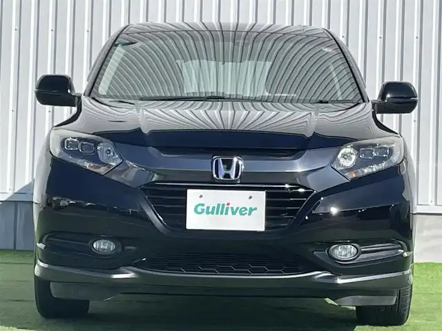 ホンダ ヴェゼル ハイブリッド X 香川県 2014(平26)年 2.1万km クリスタルブラックパール 登録時走行距離：20835km/純正7インチナビ/→CD再生/→Bluetooth/クルーズコントロール/革巻きステアリング/LEDヘッドライト/オートライト/純正16インチアルミホイール/プッシュスタート/純正フロアマット/電動格納ウィンカーミラー/バイザー