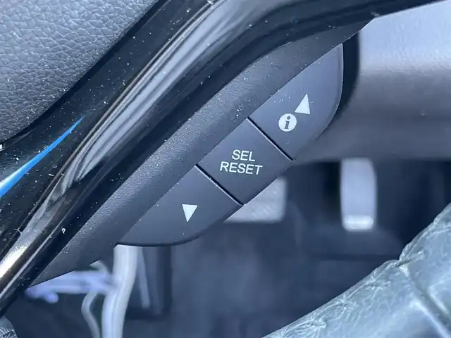 ホンダ ヴェゼル ハイブリッド X 香川県 2014(平26)年 2.1万km クリスタルブラックパール 登録時走行距離：20835km/純正7インチナビ/→CD再生/→Bluetooth/クルーズコントロール/革巻きステアリング/LEDヘッドライト/オートライト/純正16インチアルミホイール/プッシュスタート/純正フロアマット/電動格納ウィンカーミラー/バイザー