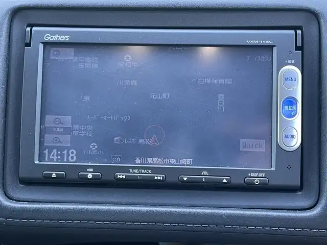 ホンダ ヴェゼル ハイブリッド X 香川県 2014(平26)年 2.1万km クリスタルブラックパール 登録時走行距離：20835km/純正7インチナビ/→CD再生/→Bluetooth/クルーズコントロール/革巻きステアリング/LEDヘッドライト/オートライト/純正16インチアルミホイール/プッシュスタート/純正フロアマット/電動格納ウィンカーミラー/バイザー