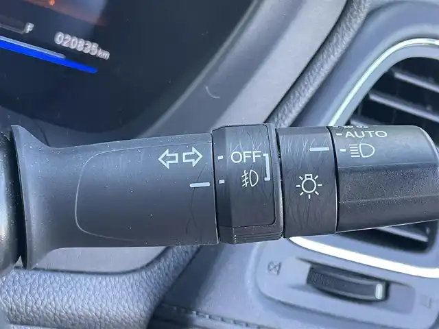 ホンダ ヴェゼル ハイブリッド X 香川県 2014(平26)年 2.1万km クリスタルブラックパール 登録時走行距離：20835km/純正7インチナビ/→CD再生/→Bluetooth/クルーズコントロール/革巻きステアリング/LEDヘッドライト/オートライト/純正16インチアルミホイール/プッシュスタート/純正フロアマット/電動格納ウィンカーミラー/バイザー