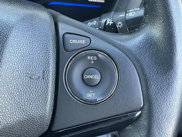 ホンダ ヴェゼル ハイブリッド X 香川県 2014(平26)年 2.1万km クリスタルブラックパール 登録時走行距離：20835km/純正7インチナビ/→CD再生/→Bluetooth/クルーズコントロール/革巻きステアリング/LEDヘッドライト/オートライト/純正16インチアルミホイール/プッシュスタート/純正フロアマット/電動格納ウィンカーミラー/バイザー