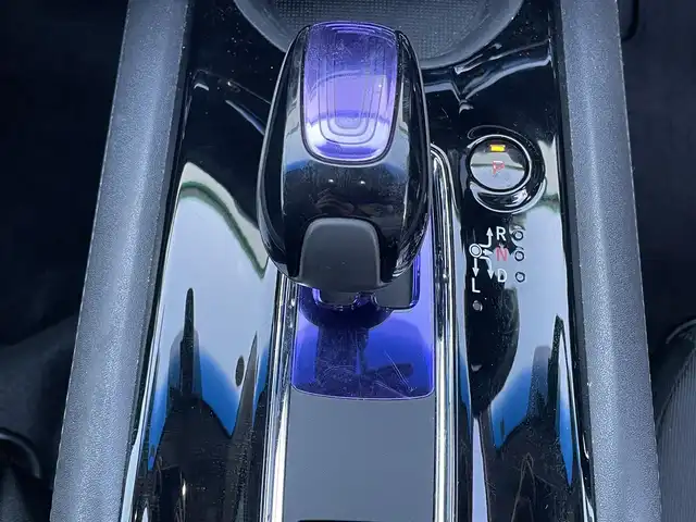 ホンダ ヴェゼル ハイブリッド X 香川県 2014(平26)年 2.1万km クリスタルブラックパール 登録時走行距離：20835km/純正7インチナビ/→CD再生/→Bluetooth/クルーズコントロール/革巻きステアリング/LEDヘッドライト/オートライト/純正16インチアルミホイール/プッシュスタート/純正フロアマット/電動格納ウィンカーミラー/バイザー