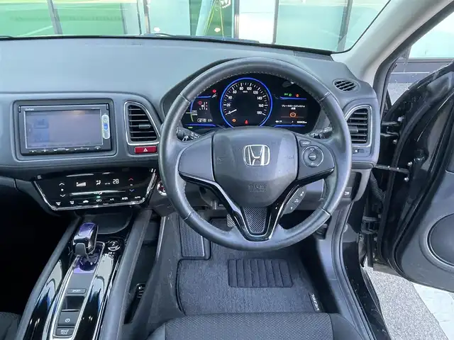 ホンダ ヴェゼル ハイブリッド X 香川県 2014(平26)年 2.1万km クリスタルブラックパール 登録時走行距離：20835km/純正7インチナビ/→CD再生/→Bluetooth/クルーズコントロール/革巻きステアリング/LEDヘッドライト/オートライト/純正16インチアルミホイール/プッシュスタート/純正フロアマット/電動格納ウィンカーミラー/バイザー