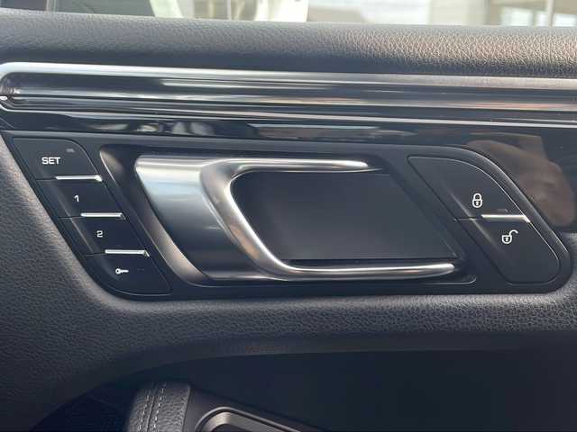 ポルシェ マカン S 三重県 2014(平26)年 6.1万km 白 スポーツクロノパッケージ/4WD/ターボ/純正SDナビ/フルセグTV/【CD/DVD/SD/Bluetooth】/バックカメラ/ETC/前後ドライブレコーダー/パドルシフト/ハーフレザーシート/D席パワーシート/全席シートヒーター/パワーバックドア/オートライト/HIDヘッドライト/フロント235/55R19インチ純正AW/リア255/50R19インチ純正AW/リモコンキー/スペアキー/純正フロアマット