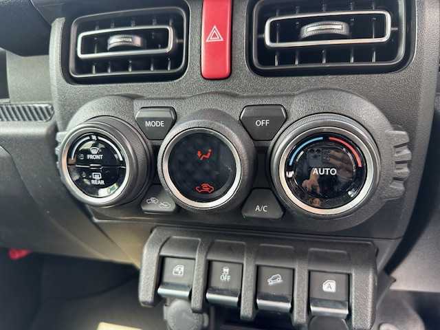 スズキ ジムニー XC 大阪府 2020(令2)年 1.1万km ミディアムグレー ナビ　/フルセグ　/Ｂｌｕｅｔｏｏｔｈ　/レザー調シートカバー　/ｉｎｎｏキャリア　/前後ドライブレコーダー　/クルーズコントロール　/シートヒーター　/ＬＥＤヘッドライト　/ＥＴＣ　/フロアーマット　/サイドバイザー