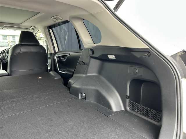 トヨタ ＲＡＶ４ G Zパッケージ 滋賀県 2019(令1)年 3.4万km ホワイトパールクリスタルシャイン ガソリン/4WD(F4)/CVT/モデリスタエアロ/パノラマムーンルーフ/9インチ純正ナビ【NSZT-Y68T】/バックカメラ/ETC/ＴＶキャンセラー/ＴｏｙｏｔａＳａｆｅｔｙＳｅｎｓｅ/・プリクラッシュブレーキアシスト	/・踏み間違い防止アシスト/・リヤクロストラフィックオートブレーキ/・ブラインドスポットモニター/・レーンキープアシスト/・レーダークルーズコントロール/・標識検知機能/運転席・助手席シートヒーター/デジタルインナーミラー	/電動格納ミラー/電動リアゲート/電動パーキング/ブレーキホールド/革巻きステアリング/ステアリングスイッチ/オートライト/LEDヘッドライト/フロントフォグ/フルオートエアコン/プッシュスタート/スマートキー/スペアキー/純正フロアマット/ドアバイザー/シートメモリー/パワーシート