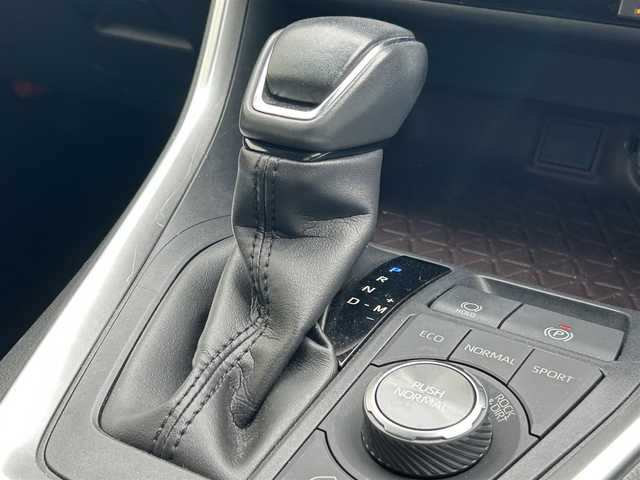 トヨタ ＲＡＶ４ G Zパッケージ 滋賀県 2019(令1)年 3.4万km ホワイトパールクリスタルシャイン ガソリン/4WD(F4)/CVT/モデリスタエアロ/パノラマムーンルーフ/9インチ純正ナビ【NSZT-Y68T】/バックカメラ/ETC/ＴＶキャンセラー/ＴｏｙｏｔａＳａｆｅｔｙＳｅｎｓｅ/・プリクラッシュブレーキアシスト	/・踏み間違い防止アシスト/・リヤクロストラフィックオートブレーキ/・ブラインドスポットモニター/・レーンキープアシスト/・レーダークルーズコントロール/・標識検知機能/運転席・助手席シートヒーター/デジタルインナーミラー	/電動格納ミラー/電動リアゲート/電動パーキング/ブレーキホールド/革巻きステアリング/ステアリングスイッチ/オートライト/LEDヘッドライト/フロントフォグ/フルオートエアコン/プッシュスタート/スマートキー/スペアキー/純正フロアマット/ドアバイザー/シートメモリー/パワーシート