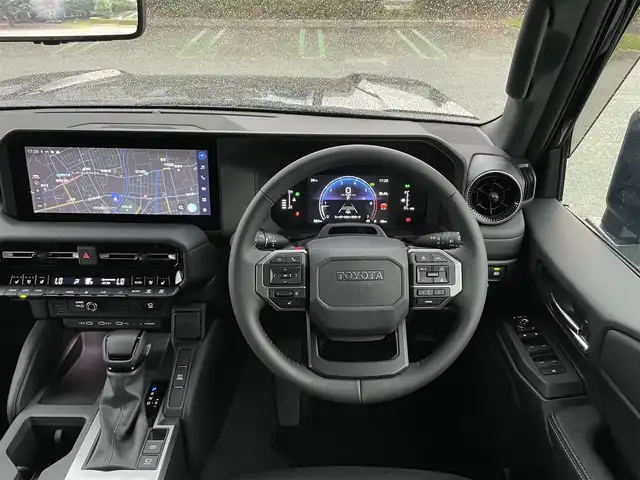 トヨタ ランドクルーザー ２５０ VX 静岡県 2024(令6)年 0.1万km ブラック 1オーナー/トヨタセーフティセンス/純正12.3型メーカーナビ/・フルセグTV/BTオーディオ/USB/Apple Car Play/全方位カメラ/ビルトインETC/サンルーフ/デジタルルームミラー/本革シート/シートヒーターD/N/シートクーラーD/N/パワーシート/BSM/ハンドルヒーター/電動リアゲート/ルーフレール/LEDヘッドランプ/・フォグランプ/純正フロアマット/ドアバイザー/スマートキー/スペアキー/保証書/取扱説明書/純正18アルミホイール