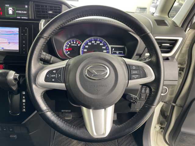 ダイハツ トール カスタムG 道央・札幌 2017(平29)年 5.7万km パールホワイトⅢ 登録時走行距離56785km/　4　W　D　/寒冷地仕様/純正SDナビ(CD/DVD/SD)/フルセグテレビ/アイドリングストップ/クルーズコントロール（追従走行なし）/ドアバイザー/プッシュスタート/両側パワースライドドア/ドライブレコーダー（前後）/横滑り防止装置/盗難防止装置/フォグランプ/フロントデアイサースイッチ/ステアリングスイッチ/革巻きステアリング/電動格納ミラー