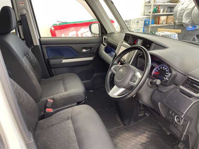 ダイハツ トール カスタムG 道央・札幌 2017(平29)年 5.7万km パールホワイトⅢ 登録時走行距離56785km/　4　W　D　/寒冷地仕様/純正SDナビ(CD/DVD/SD)/フルセグテレビ/アイドリングストップ/クルーズコントロール（追従走行なし）/ドアバイザー/プッシュスタート/両側パワースライドドア/ドライブレコーダー（前後）/横滑り防止装置/盗難防止装置/フォグランプ/フロントデアイサースイッチ/ステアリングスイッチ/革巻きステアリング/電動格納ミラー