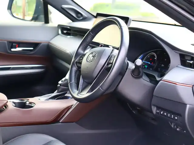 トヨタ ハリアー ハイブリッド Z レザーパッケージ 福島県 2022(令4)年 2.7万km プレシャスブラックパール  純正ディスプレイオーディオ/　    (ナビ・フルセグTV・BT)/ JBLサウンドシステム/ ドライブレコーダー/ 全 方 位 カ メ ラ/ デジタルインナーミラー/ 2.0 E T C/ 黒 革 シ ー ト/ 前左右シートヒーター/エアシート/ 前左右パワーシート/ パワーバックドア/ レーダークルーズコントロール/ トヨタセーフティ/ 寒 冷 地 仕 様/ 純正１９インチアルミホイル/ 純正LEDヘッドライト/ 純正フォグランプ/ 新 車 保 証 書/ 取 扱 説 明 書/ R7車検時記録簿有