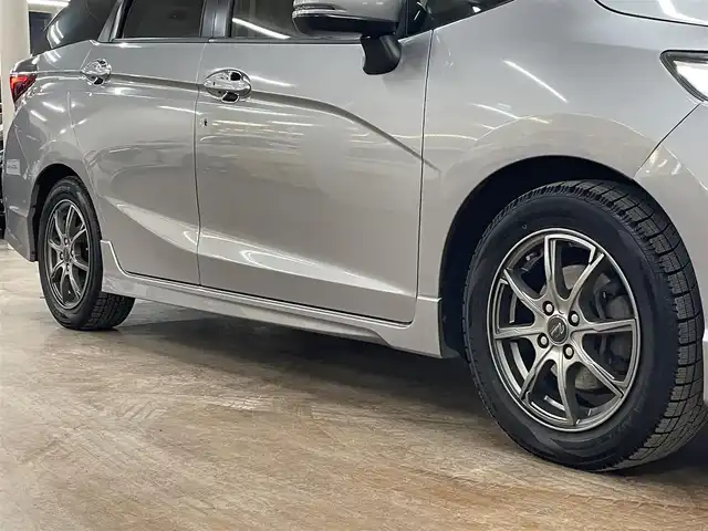 ホンダ シャトル G ホンダセンシング 道央・札幌 2019(令1)年 6.5万km ルナシルバーM ホンダセンシング/・衝突軽減ブレーキ/・レーンキープアシスト/・横滑り防止/レーダークルーズコントロール/社外ディスプレイオーディオ/・Bluetooth/AUX/USB/Apple CarPlay/バックカメラ/ビルトインETC/LEDヘッドライト/LEDフォグランプ/オートライト/プッシュスタート/スマートキー×2/純正フロアマット/純正ドアバイザー/サマータイヤセット積込み/　185/60/15　2019年製　3mm/保証書/取扱説明書