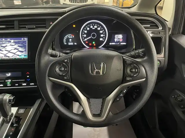 ホンダ シャトル G ホンダセンシング 道央・札幌 2019(令1)年 6.5万km ルナシルバーM ホンダセンシング/・衝突軽減ブレーキ/・レーンキープアシスト/・横滑り防止/レーダークルーズコントロール/社外ディスプレイオーディオ/・Bluetooth/AUX/USB/Apple CarPlay/バックカメラ/ビルトインETC/LEDヘッドライト/LEDフォグランプ/オートライト/プッシュスタート/スマートキー×2/純正フロアマット/純正ドアバイザー/サマータイヤセット積込み/　185/60/15　2019年製　3mm/保証書/取扱説明書