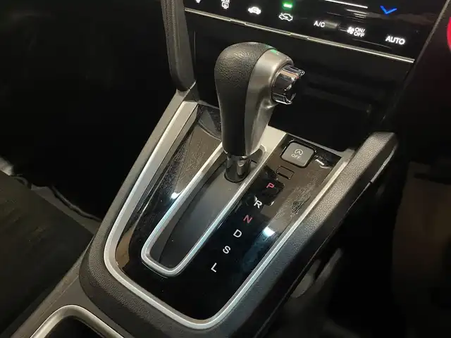 ホンダ シャトル G ホンダセンシング 道央・札幌 2019(令1)年 6.5万km ルナシルバーM ホンダセンシング/・衝突軽減ブレーキ/・レーンキープアシスト/・横滑り防止/レーダークルーズコントロール/社外ディスプレイオーディオ/・Bluetooth/AUX/USB/Apple CarPlay/バックカメラ/ビルトインETC/LEDヘッドライト/LEDフォグランプ/オートライト/プッシュスタート/スマートキー×2/純正フロアマット/純正ドアバイザー/サマータイヤセット積込み/　185/60/15　2019年製　3mm/保証書/取扱説明書