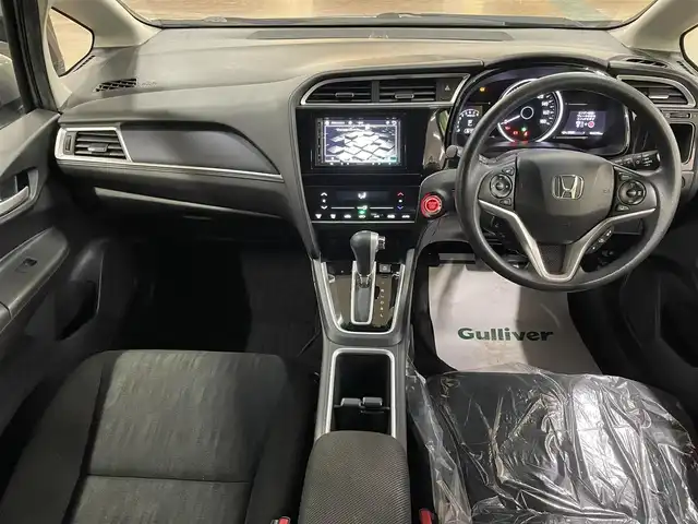 ホンダ シャトル G ホンダセンシング 道央・札幌 2019(令1)年 6.5万km ルナシルバーM ホンダセンシング/・衝突軽減ブレーキ/・レーンキープアシスト/・横滑り防止/レーダークルーズコントロール/社外ディスプレイオーディオ/・Bluetooth/AUX/USB/Apple CarPlay/バックカメラ/ビルトインETC/LEDヘッドライト/LEDフォグランプ/オートライト/プッシュスタート/スマートキー×2/純正フロアマット/純正ドアバイザー/サマータイヤセット積込み/　185/60/15　2019年製　3mm/保証書/取扱説明書