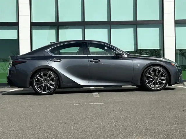 レクサス ＩＳ 300h Fスポーツ 和歌山県 2021(令3)年 5.6万km ソニッククロム 純正12.3インチナビ/フルセグTV/Bluetooth/CD/DVD/USB/バックカメラ/ビルトインETC2.0/ドライブレコーダー/レクサスセーフティセンス/BSM/レーダークルーズコントロール/サンルーフ/革巻きステアリング/ステアリングスイッチ/ステアリングヒーター/レザーシート/前席パワーシート/前席シートヒーター/三眼LEDヘッドライト/オートライト/アダプティブハイビーム/オートワイパー/純正19インチAW/プッシュスタート/スマートキー/スペアキー/カードキー