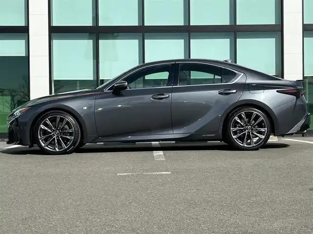 レクサス ＩＳ 300h Fスポーツ 和歌山県 2021(令3)年 5.6万km ソニッククロム 純正12.3インチナビ/フルセグTV/Bluetooth/CD/DVD/USB/バックカメラ/ビルトインETC2.0/ドライブレコーダー/レクサスセーフティセンス/BSM/レーダークルーズコントロール/サンルーフ/革巻きステアリング/ステアリングスイッチ/ステアリングヒーター/レザーシート/前席パワーシート/前席シートヒーター/三眼LEDヘッドライト/オートライト/アダプティブハイビーム/オートワイパー/純正19インチAW/プッシュスタート/スマートキー/スペアキー/カードキー