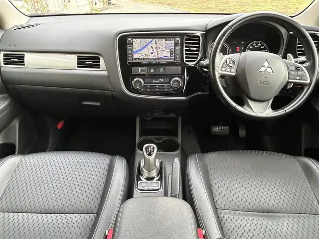 三菱 アウトランダー ＰＨＥＶ G ナビパッケージ 長崎県 2013(平25)年 10万km チタニウムグレーメタリック 純正メモリナビ/（CD/DVD/BT/フルセグ）/バックカメラ/衝突軽減システム/レーンアシスト/レーダークルーズ/ETC/パドルシフト/ハーフレザーシート/ドライブレコーダー/オートライト/ステアリングスイッチ/純正18インチAW/充電ケーブル有り