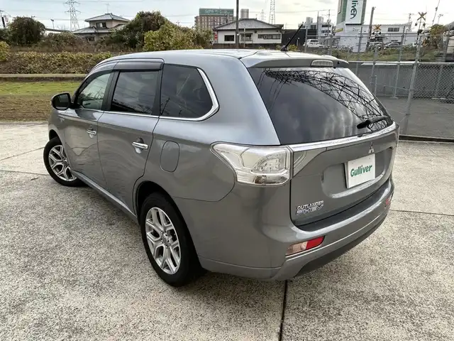 三菱 アウトランダー ＰＨＥＶ G ナビパッケージ 長崎県 2013(平25)年 10万km チタニウムグレーメタリック 純正メモリナビ/（CD/DVD/BT/フルセグ）/バックカメラ/衝突軽減システム/レーンアシスト/レーダークルーズ/ETC/パドルシフト/ハーフレザーシート/ドライブレコーダー/オートライト/ステアリングスイッチ/純正18インチAW/充電ケーブル有り