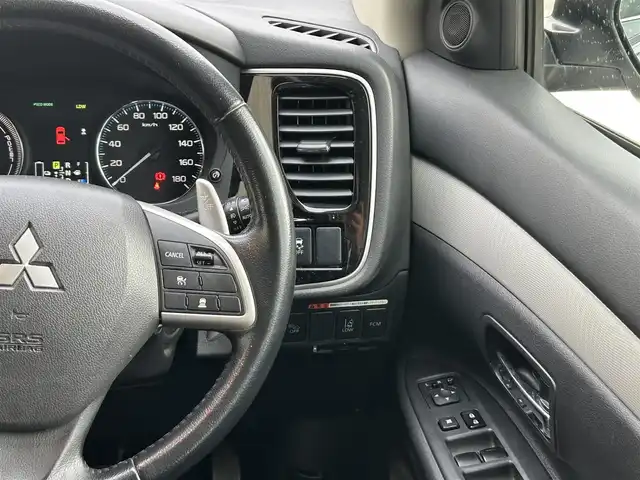 三菱 アウトランダー ＰＨＥＶ G ナビパッケージ 長崎県 2013(平25)年 10万km チタニウムグレーメタリック 純正メモリナビ/（CD/DVD/BT/フルセグ）/バックカメラ/衝突軽減システム/レーンアシスト/レーダークルーズ/ETC/パドルシフト/ハーフレザーシート/ドライブレコーダー/オートライト/ステアリングスイッチ/純正18インチAW/充電ケーブル有り