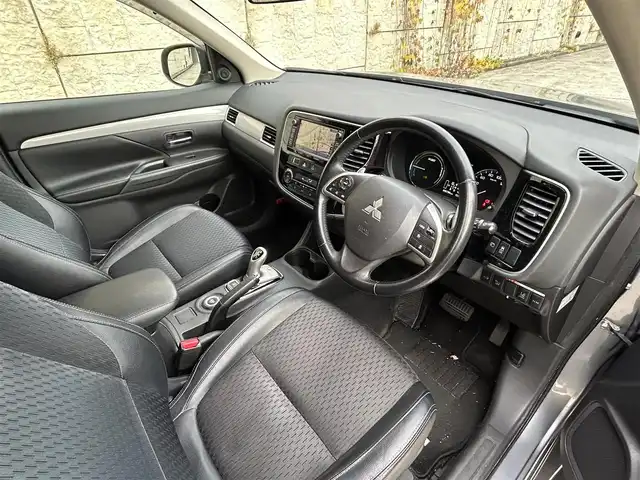 三菱 アウトランダー ＰＨＥＶ G ナビパッケージ 長崎県 2013(平25)年 10万km チタニウムグレーメタリック 純正メモリナビ/（CD/DVD/BT/フルセグ）/バックカメラ/衝突軽減システム/レーンアシスト/レーダークルーズ/ETC/パドルシフト/ハーフレザーシート/ドライブレコーダー/オートライト/ステアリングスイッチ/純正18インチAW/充電ケーブル有り