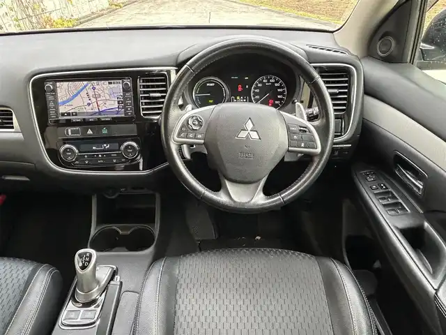 三菱 アウトランダー ＰＨＥＶ G ナビパッケージ 長崎県 2013(平25)年 10万km チタニウムグレーメタリック 純正メモリナビ/（CD/DVD/BT/フルセグ）/バックカメラ/衝突軽減システム/レーンアシスト/レーダークルーズ/ETC/パドルシフト/ハーフレザーシート/ドライブレコーダー/オートライト/ステアリングスイッチ/純正18インチAW/充電ケーブル有り