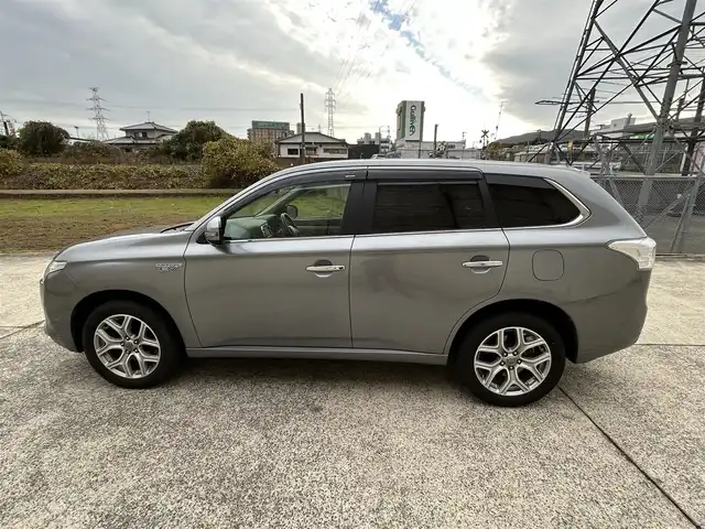 三菱 アウトランダー ＰＨＥＶ G ナビパッケージ 長崎県 2013(平25)年 10万km チタニウムグレーメタリック 純正メモリナビ/（CD/DVD/BT/フルセグ）/バックカメラ/衝突軽減システム/レーンアシスト/レーダークルーズ/ETC/パドルシフト/ハーフレザーシート/ドライブレコーダー/オートライト/ステアリングスイッチ/純正18インチAW/充電ケーブル有り