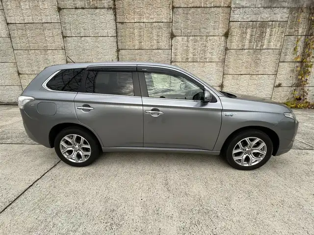 三菱 アウトランダー ＰＨＥＶ G ナビパッケージ 長崎県 2013(平25)年 10万km チタニウムグレーメタリック 純正メモリナビ/（CD/DVD/BT/フルセグ）/バックカメラ/衝突軽減システム/レーンアシスト/レーダークルーズ/ETC/パドルシフト/ハーフレザーシート/ドライブレコーダー/オートライト/ステアリングスイッチ/純正18インチAW/充電ケーブル有り
