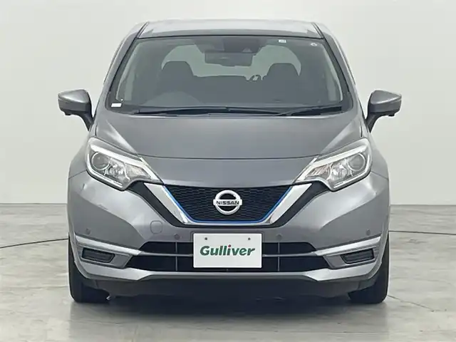 日産 ノート e－パワー X 福岡県 2017(平29)年 3.8万km ダークメタルグレー 純正ナビ（フルセグＴＶ）　/アラウンドビューモニター　/インテリジェントルームミラー　/ＥＴＣ　/前方ドラレコ　/インテリジェントクルコン　/コーナーセンサー　/エマージェンシーブレーキ　/レーンキープ　/ＬＥＤライト