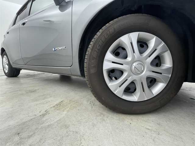 日産 ノート e－パワー X 福岡県 2017(平29)年 3.8万km ダークメタルグレー 純正ナビ（フルセグＴＶ）　/アラウンドビューモニター　/インテリジェントルームミラー　/ＥＴＣ　/前方ドラレコ　/インテリジェントクルコン　/コーナーセンサー　/エマージェンシーブレーキ　/レーンキープ　/ＬＥＤライト