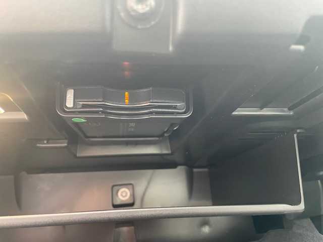 ボルボ ＸＣ６０ T5 AWD インスクリプション 三重県 2019(令1)年 3.1万km 黒 メーカーオプション/・パノラマサンルーフ/4WD/ターボ/車間警告装置/衝突軽減ブレーキ/車線逸脱防止支援システム/クルーズコントロール/クリアランスソナー/純正ナビ/フルセグTV/【CD/Bluetooth/ipod】/全周囲カメラ/ビルトインETC/前後ドライブレコーダー/ヘッドアップディスプレイ/パワーバックドア/レザーシート/D/N席パワーシート/D/N席シートベンチレーション/全席シートヒーター/ステアリングヒーター/オートライト/LEDライト/265/55R19インチ純正AW/エンジンスタートボタン/スマートキー/スペアキー/フロアマット