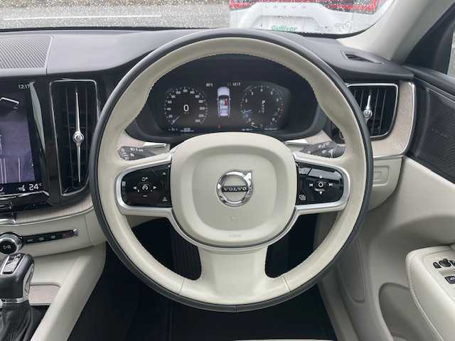 ボルボ ＸＣ６０ T5 AWD インスクリプション 三重県 2019(令1)年 3.1万km 黒 メーカーオプション/・パノラマサンルーフ/4WD/ターボ/車間警告装置/衝突軽減ブレーキ/車線逸脱防止支援システム/クルーズコントロール/クリアランスソナー/純正ナビ/フルセグTV/【CD/Bluetooth/ipod】/全周囲カメラ/ビルトインETC/前後ドライブレコーダー/ヘッドアップディスプレイ/パワーバックドア/レザーシート/D/N席パワーシート/D/N席シートベンチレーション/全席シートヒーター/ステアリングヒーター/オートライト/LEDライト/265/55R19インチ純正AW/エンジンスタートボタン/スマートキー/スペアキー/フロアマット
