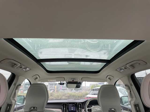ボルボ ＸＣ６０ T5 AWD インスクリプション 三重県 2019(令1)年 3.1万km 黒 メーカーオプション/・パノラマサンルーフ/4WD/ターボ/車間警告装置/衝突軽減ブレーキ/車線逸脱防止支援システム/クルーズコントロール/クリアランスソナー/純正ナビ/フルセグTV/【CD/Bluetooth/ipod】/全周囲カメラ/ビルトインETC/前後ドライブレコーダー/ヘッドアップディスプレイ/パワーバックドア/レザーシート/D/N席パワーシート/D/N席シートベンチレーション/全席シートヒーター/ステアリングヒーター/オートライト/LEDライト/265/55R19インチ純正AW/エンジンスタートボタン/スマートキー/スペアキー/フロアマット