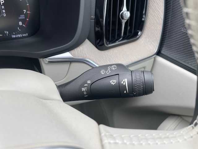 ボルボ ＸＣ６０ T5 AWD インスクリプション 三重県 2019(令1)年 3.1万km 黒 メーカーオプション/・パノラマサンルーフ/4WD/ターボ/車間警告装置/衝突軽減ブレーキ/車線逸脱防止支援システム/クルーズコントロール/クリアランスソナー/純正ナビ/フルセグTV/【CD/Bluetooth/ipod】/全周囲カメラ/ビルトインETC/前後ドライブレコーダー/ヘッドアップディスプレイ/パワーバックドア/レザーシート/D/N席パワーシート/D/N席シートベンチレーション/全席シートヒーター/ステアリングヒーター/オートライト/LEDライト/265/55R19インチ純正AW/エンジンスタートボタン/スマートキー/スペアキー/フロアマット