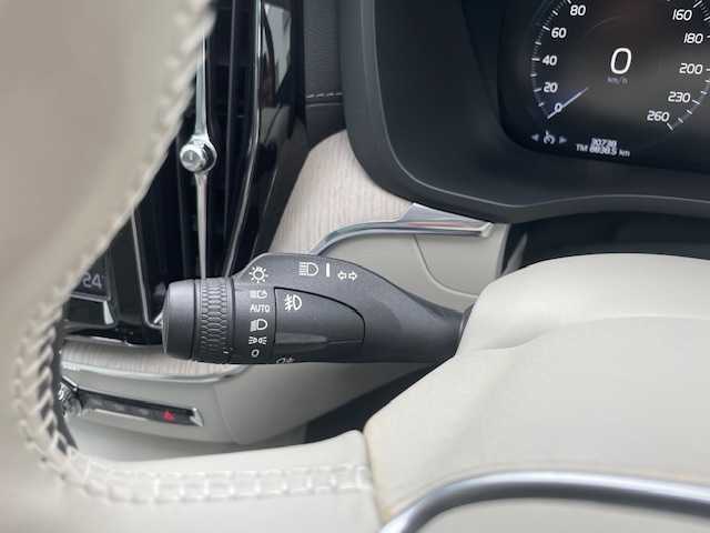 ボルボ ＸＣ６０ T5 AWD インスクリプション 三重県 2019(令1)年 3.1万km 黒 メーカーオプション/・パノラマサンルーフ/4WD/ターボ/車間警告装置/衝突軽減ブレーキ/車線逸脱防止支援システム/クルーズコントロール/クリアランスソナー/純正ナビ/フルセグTV/【CD/Bluetooth/ipod】/全周囲カメラ/ビルトインETC/前後ドライブレコーダー/ヘッドアップディスプレイ/パワーバックドア/レザーシート/D/N席パワーシート/D/N席シートベンチレーション/全席シートヒーター/ステアリングヒーター/オートライト/LEDライト/265/55R19インチ純正AW/エンジンスタートボタン/スマートキー/スペアキー/フロアマット