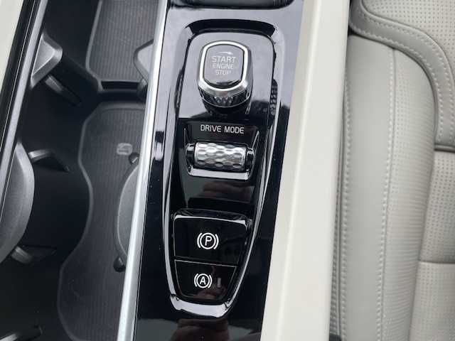 ボルボ ＸＣ６０ T5 AWD インスクリプション 三重県 2019(令1)年 3.1万km 黒 メーカーオプション/・パノラマサンルーフ/4WD/ターボ/車間警告装置/衝突軽減ブレーキ/車線逸脱防止支援システム/クルーズコントロール/クリアランスソナー/純正ナビ/フルセグTV/【CD/Bluetooth/ipod】/全周囲カメラ/ビルトインETC/前後ドライブレコーダー/ヘッドアップディスプレイ/パワーバックドア/レザーシート/D/N席パワーシート/D/N席シートベンチレーション/全席シートヒーター/ステアリングヒーター/オートライト/LEDライト/265/55R19インチ純正AW/エンジンスタートボタン/スマートキー/スペアキー/フロアマット