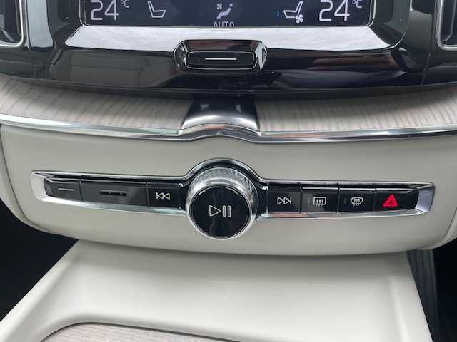 ボルボ ＸＣ６０ T5 AWD インスクリプション 三重県 2019(令1)年 3.1万km 黒 メーカーオプション/・パノラマサンルーフ/4WD/ターボ/車間警告装置/衝突軽減ブレーキ/車線逸脱防止支援システム/クルーズコントロール/クリアランスソナー/純正ナビ/フルセグTV/【CD/Bluetooth/ipod】/全周囲カメラ/ビルトインETC/前後ドライブレコーダー/ヘッドアップディスプレイ/パワーバックドア/レザーシート/D/N席パワーシート/D/N席シートベンチレーション/全席シートヒーター/ステアリングヒーター/オートライト/LEDライト/265/55R19インチ純正AW/エンジンスタートボタン/スマートキー/スペアキー/フロアマット